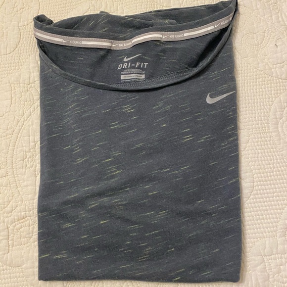 Nike gym shirt - Picture 4 of 7